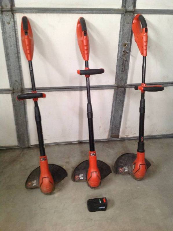 lot 84 image: 3 Black & Decker trimmers 1 battery no charger