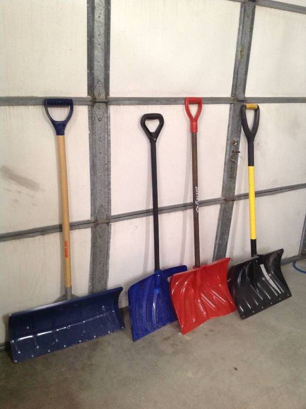 lot 93 image: 4 snow shovels