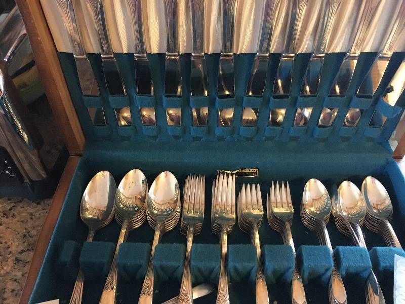 William Rogers 12 place setting Silverware Set