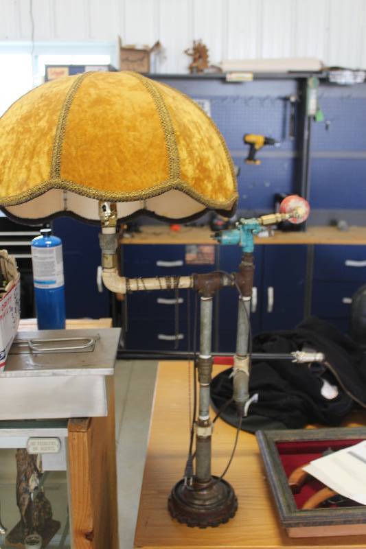 lot 12 image: Table Lamp w Decorative Shade