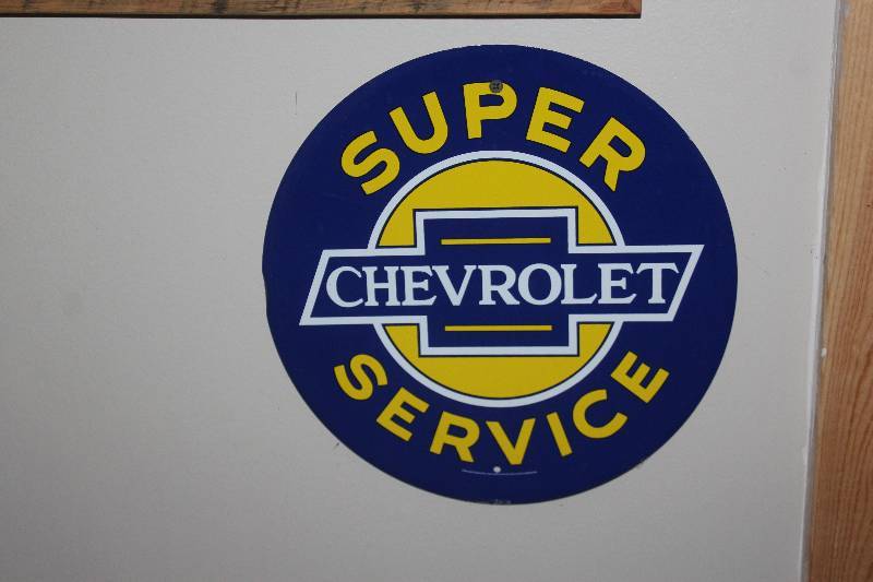 lot 18 image: Chevrolet Super Service Sign