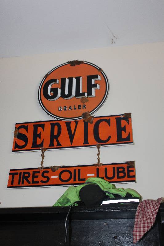 lot 28 image: Gulf Dealer Service Wood Sign