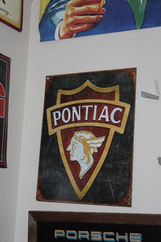 lot 70 image: Pontiac Motor Metal Sign