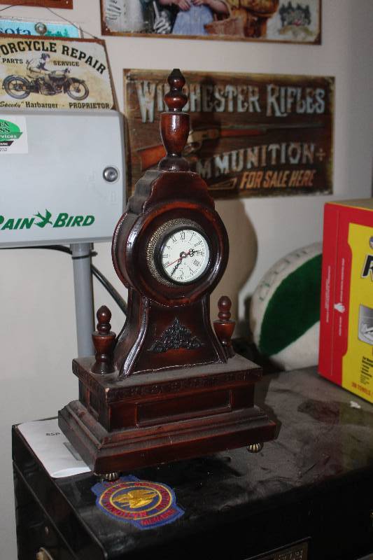 lot 127 image: Wood Mantle Clock