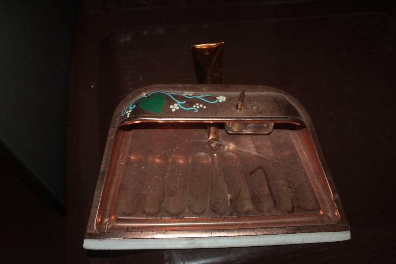 lot 126 image: Musical Dust Pan