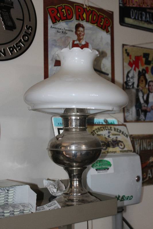 lot 128 image: Table Lamp w Decorative Glass Shade