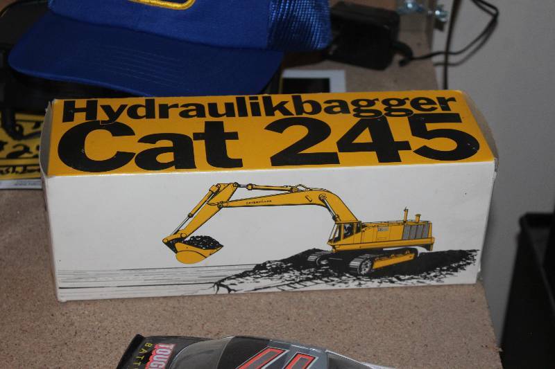 lot 140 image: Cat 245 Scale Hydraulic Scoop