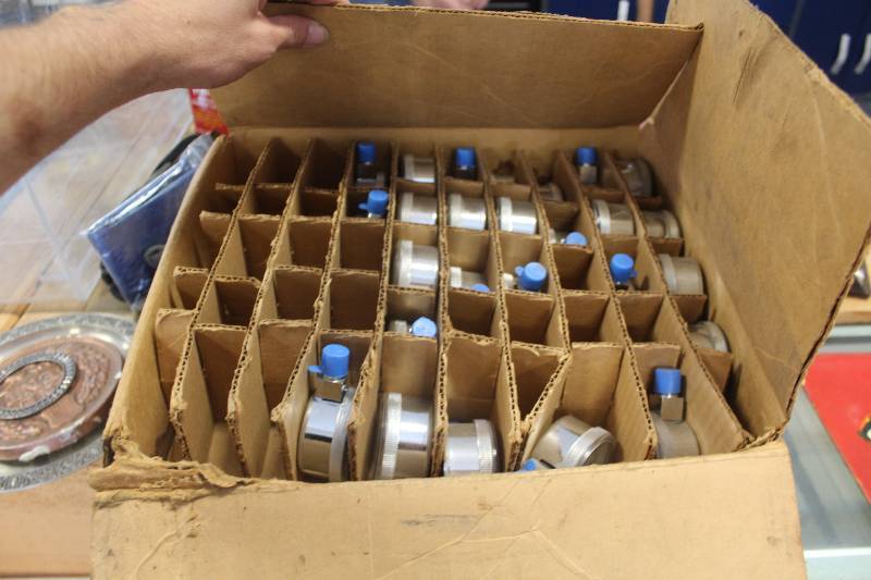 lot 159 image: Box of Pressure Gauges
