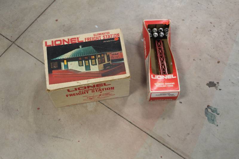 lot 218 image: Lionel Train Floodlight Tower, Freight Station
