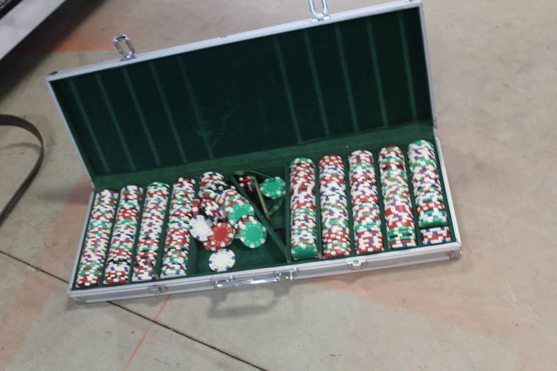 lot 217 image: Poker Chips w Carry Case