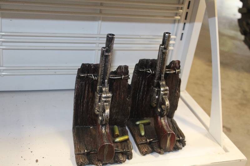 lot 253 image: Lot of (2) Gun Bookends