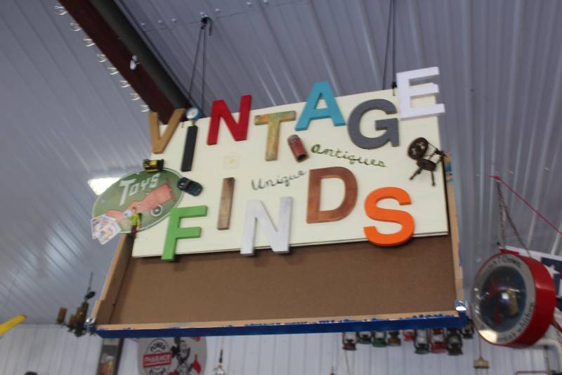 lot 283 image: Vintage Finds Sign