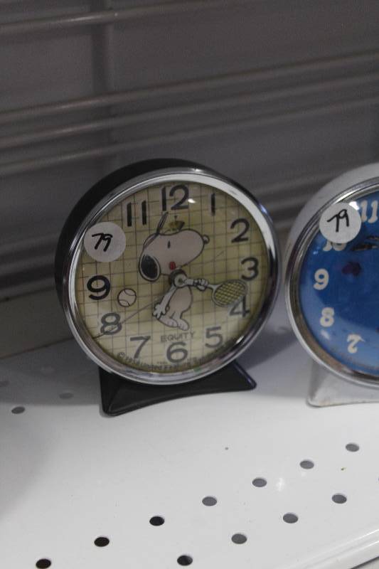 lot 247 image: Snoopy Table Clock