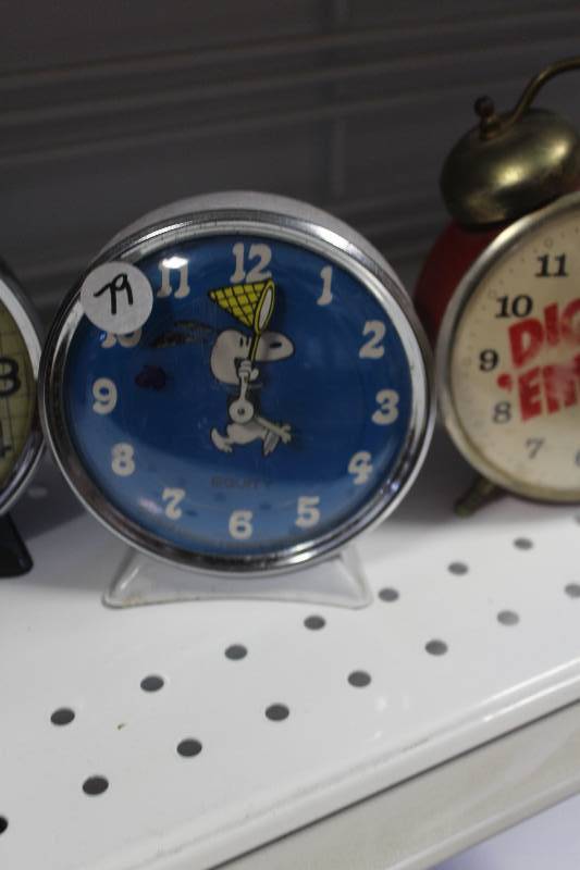 lot 248 image: Snoopy Table Clock