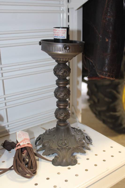 lot 250 image: Table Lamp Stand
