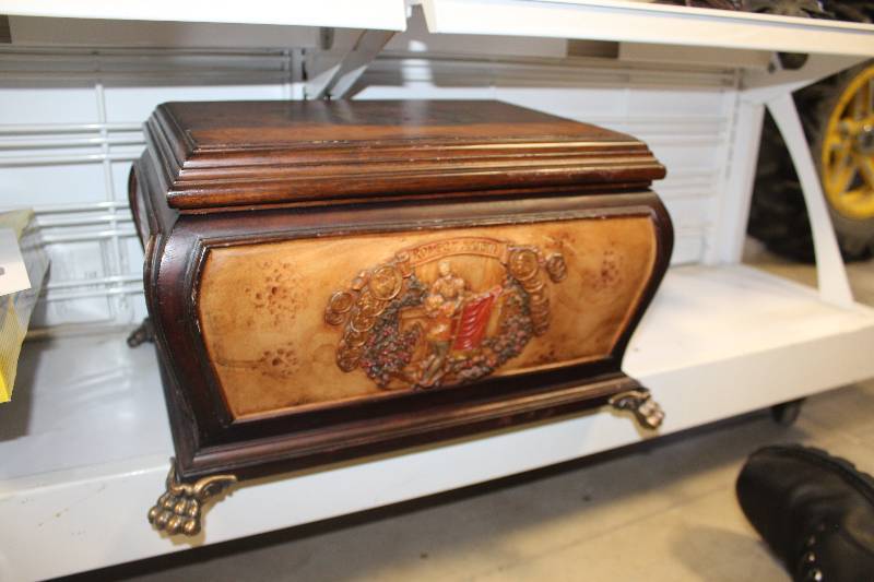 lot 251 image: Humidor