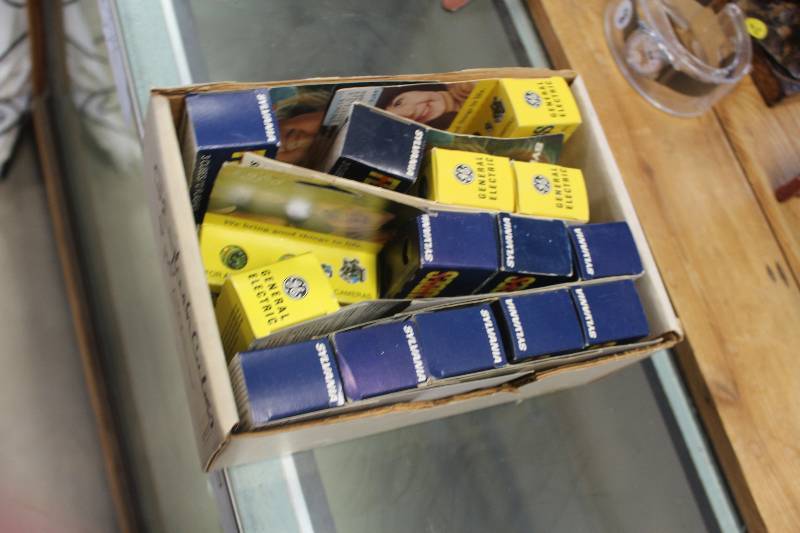 lot 294 image: Box of Vintage GE Flash Bulbs