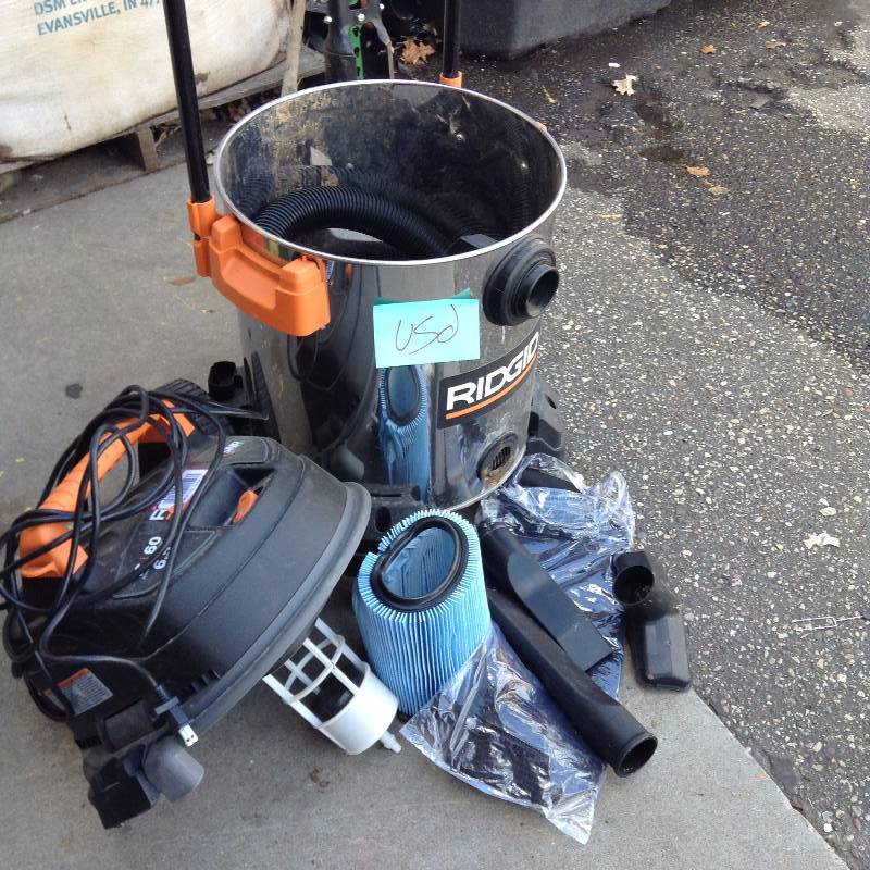 RIDGID 16 gal. 6.5-Peak HP Stainless Steel Wet Dry Vac used in working conditions