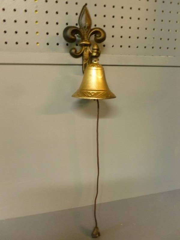 lot 8 image: Cast Iron Bell