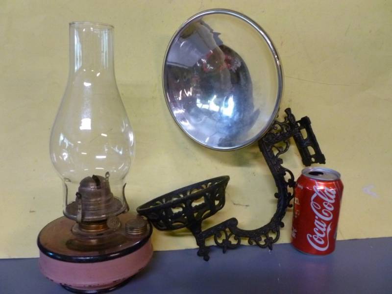 lot 18 image: Vintage Oil Lamp