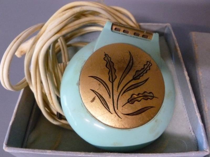 lot 49 image: Vintage Electric Shaver