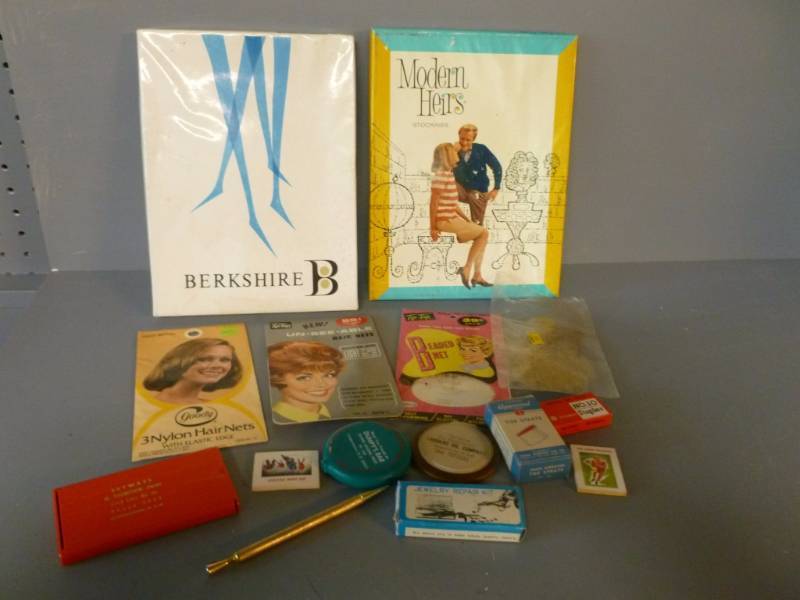 lot 50 image: Vintage Advertisement Items