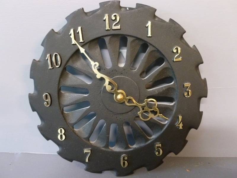 lot 72 image: Cast Iron Clock
