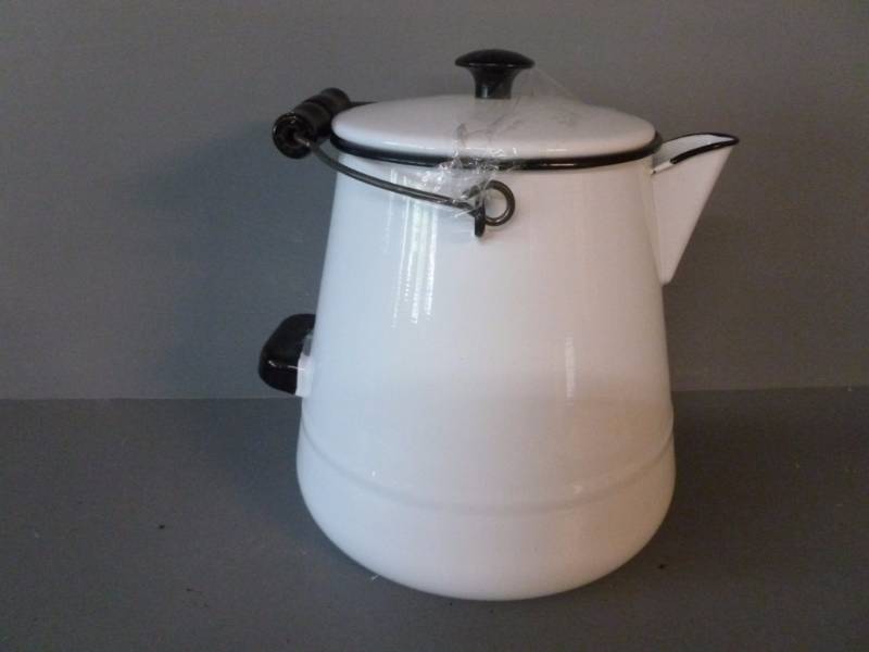 lot 102 image: Enamelware