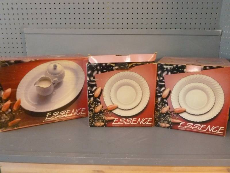 lot 133 image: New Dish Set