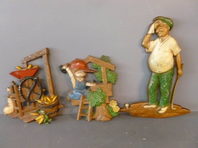 lot 179 image: Vintage Decorations