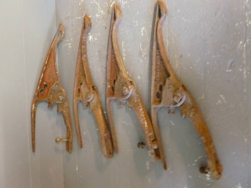 lot 195 image: Vintage Implement Items