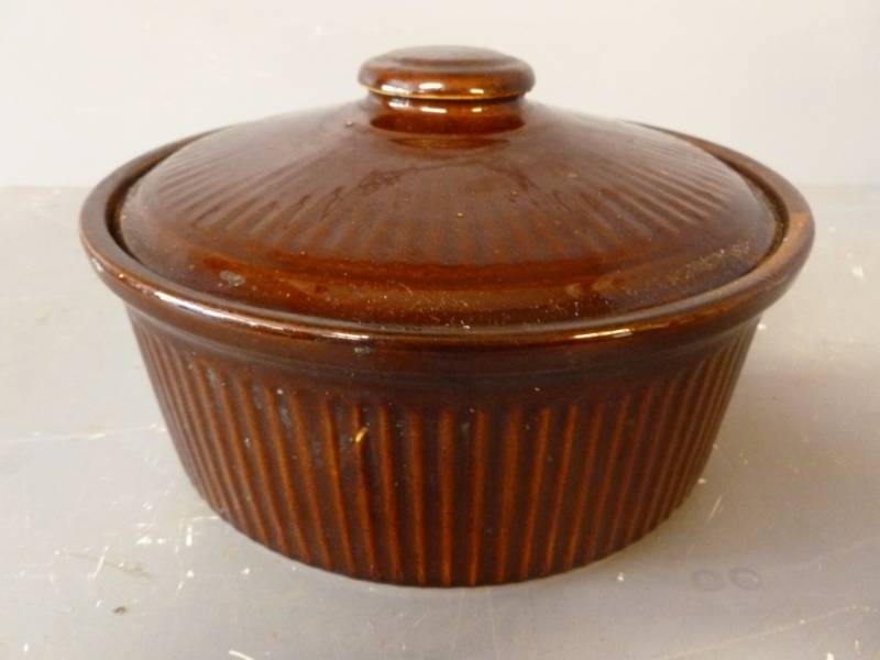 lot 320 image: Bean Pot