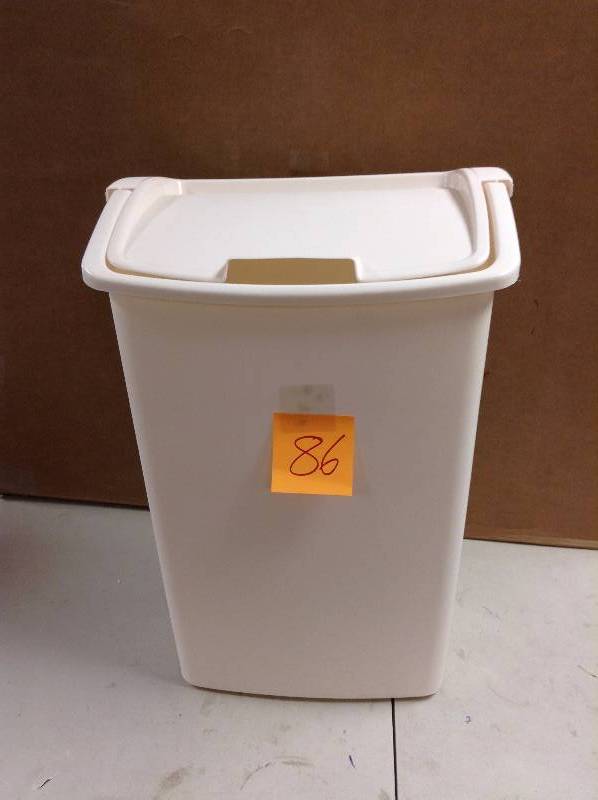 Rubbermaid dual action 13 gal trash can never used