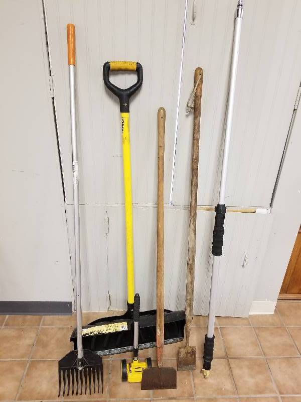lot 151 image: Lot - Misc Long Handled Tools, Chisels, Stanely Rolling Feet Measure