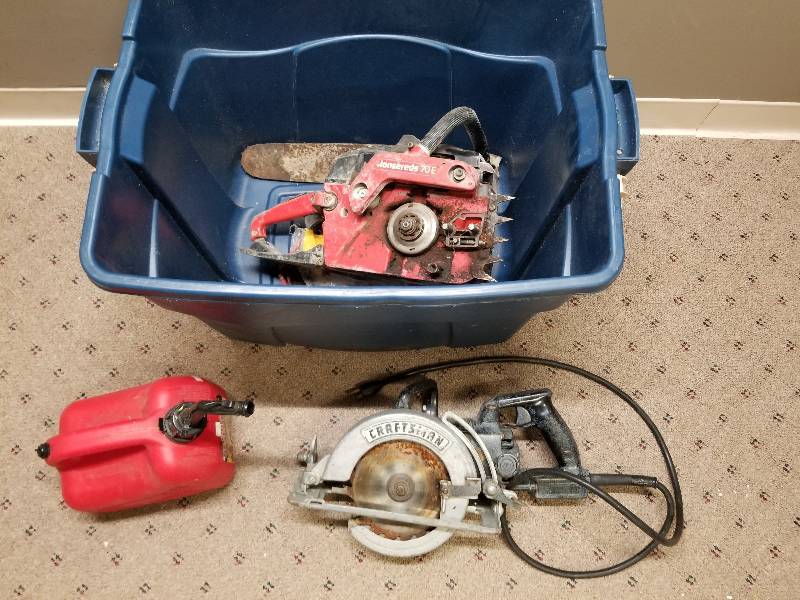 lot 136 image: Lot - Craftsman Industrial Saw (works), Jonsereds 70E Saw, Gas Can