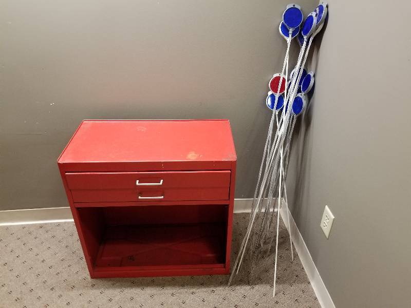 lot 117 image: Lot - Metal Tool Cabinet & Driveway Reflectors