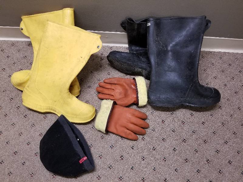 lot 118 image: Lot - Rubber Boots (Black sz 11, Yellow sz 13), etc