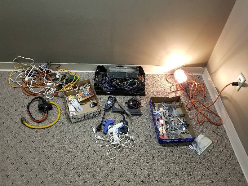 lot 122 image: Lot - Misc Ext Cords, Hand Tools, Bucket Hangers, Etc