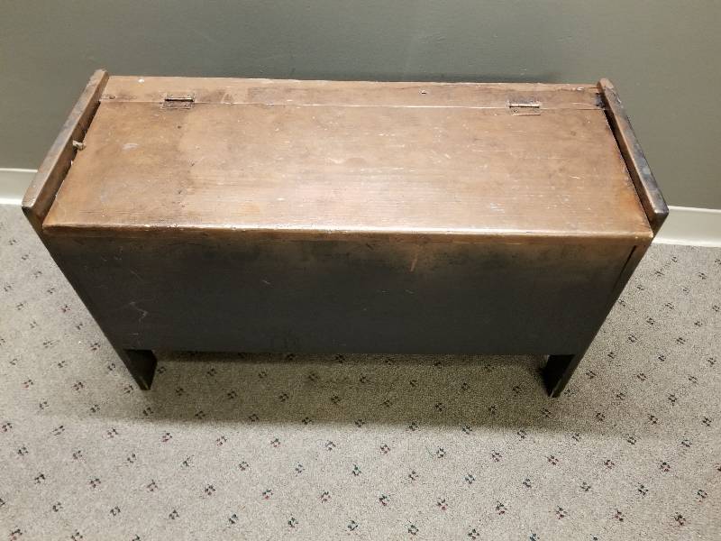 lot 143 image: Wooden Storage Bench, 18x29x12