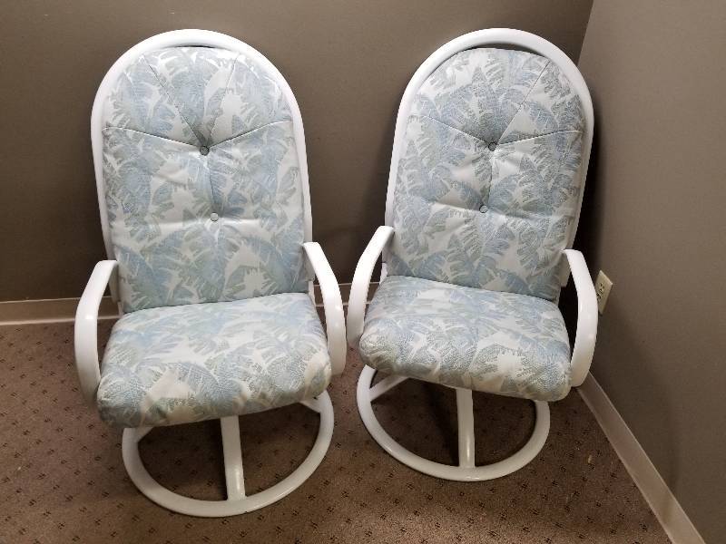 lot 144 image: Set - RockingSwivel Patio Chairs, Very Sturdy, nice condition