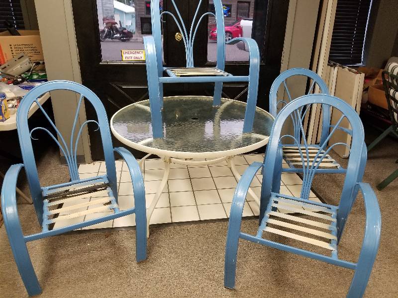 lot 145 image: Set - Round Patio Table & 4 Chairs