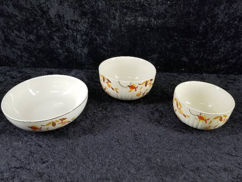lot 85 image: Lot - Vintage Misc HALL Jewel Tea Autumn Leaf Serving Bowls