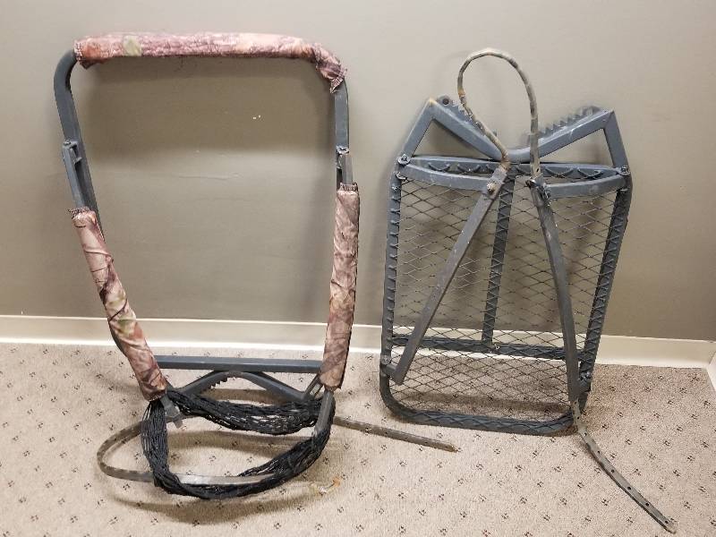 lot 90 image: Portable Tree Deer Stand