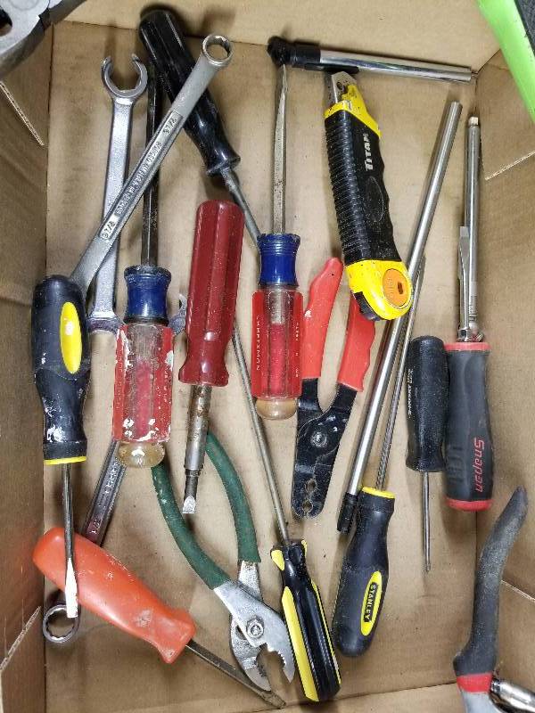 lot 102 image: Lot - Misc Handtools, Screwdrivers, Pliers, Etc