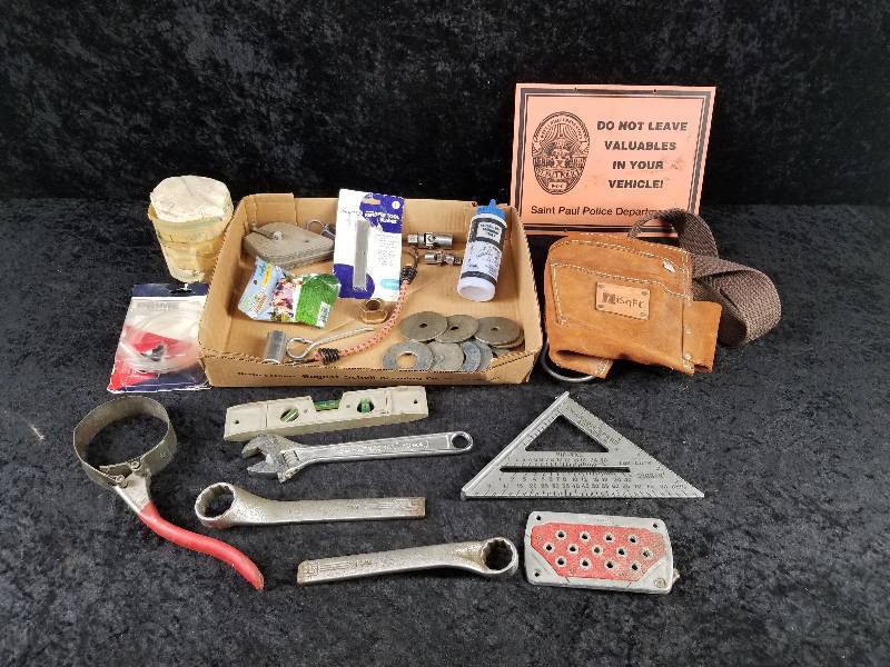 lot 104 image: Lot - Misc Handtools, Tool Belt, Tachometer, Etc