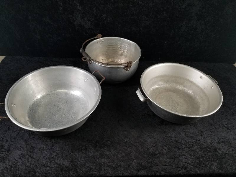 lot 80 image: Lot - Aluminum Pots