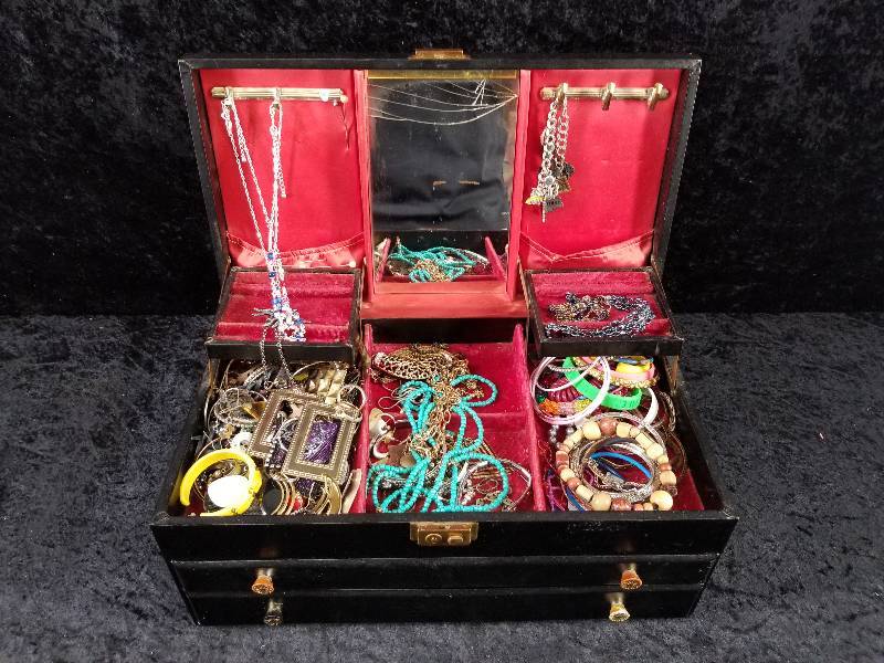 lot 48 image: Lot - Misc Jewelry
