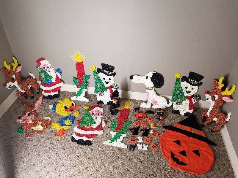 lot 57 image: Lot - Vintage Disney Christmas & Halloween Dcor
