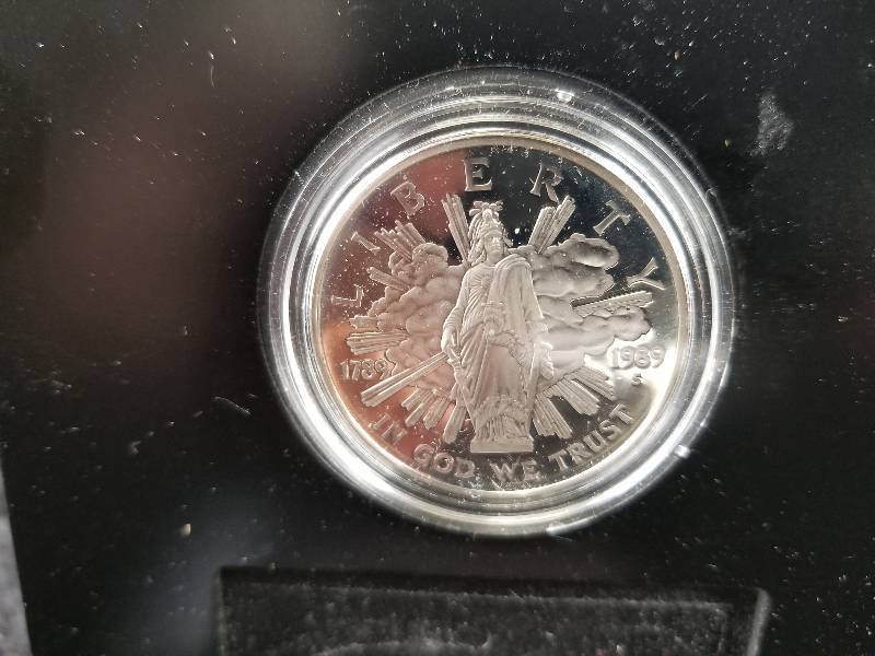 lot 4 image: 1989 Liberty Silver Dollar with Statue Figure