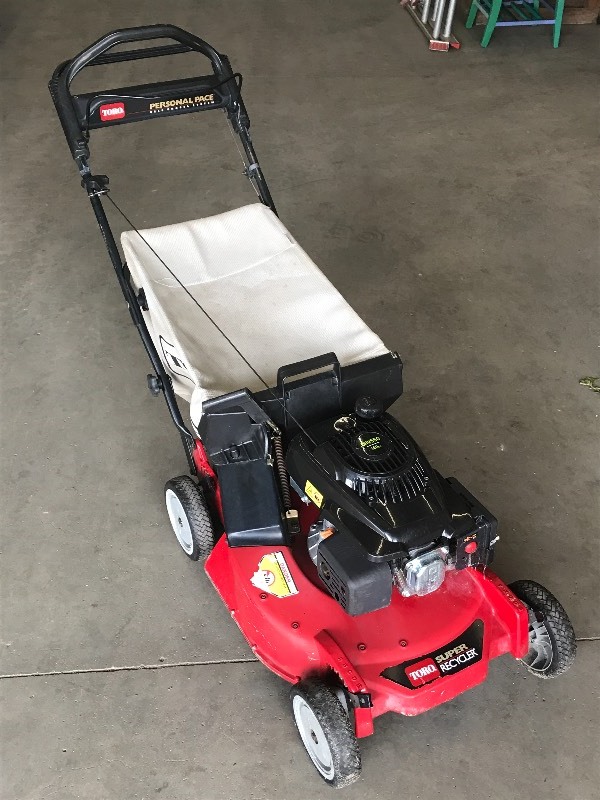 lot 4 image: Toro 21 Lawn Mower